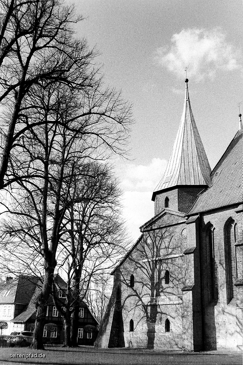 Bardowicker Dom, Minolta X 700, MD ZOOM 28 - 70 mm, Orangefilter, Fomapan 400 bel. 200, Rodinal 1+40, 9 Min.