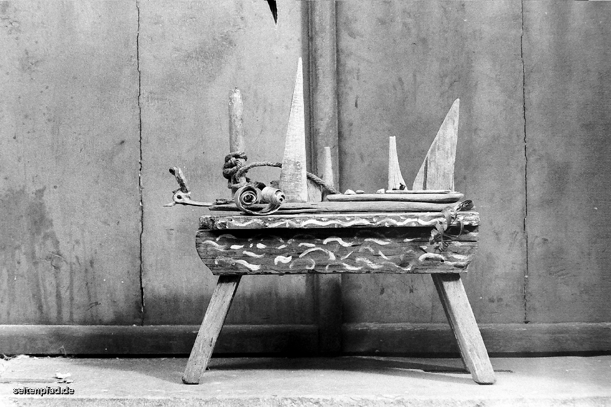 Sulptur vor einer Tür, Nikolaihof Bardowick, Minolta X 700, MD ZOOM 50 - 135 mm, HP 5 400 , Rodinal 1+40, 14 Min.