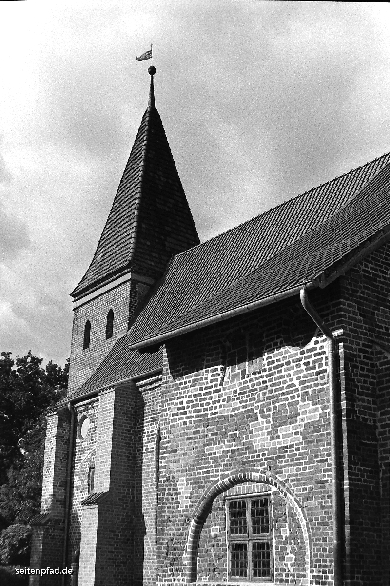 St. Nikolai in Bardowick, HP5 400 bel. 200, Rodinal 1+40, 9 Min.