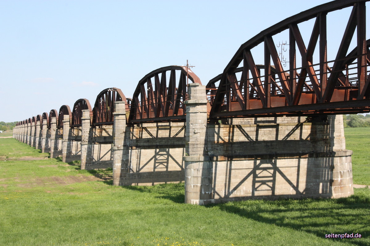 16 von ursprünglich 24 Brückenbögen überspannen vom Brückenhaus aus das Deichvorland der Elbe.