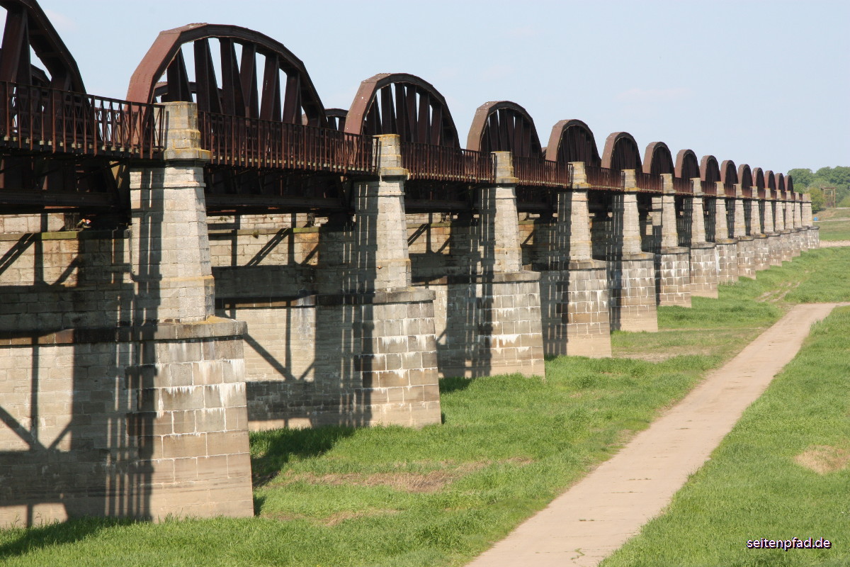 16 von ursprünglich 24 Brückenbögen überspannen vom Brückenhaus aus das Deichvorland der Elbe.