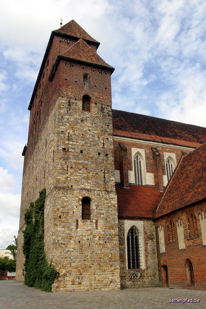 Westerquerriegel mit aufgesetztem neoromanischen Glockengeschoss