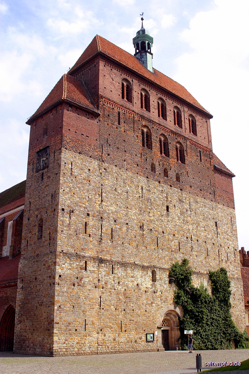 Westerquerriegel mit aufgesetztem neoromanischen Glockengeschoss
