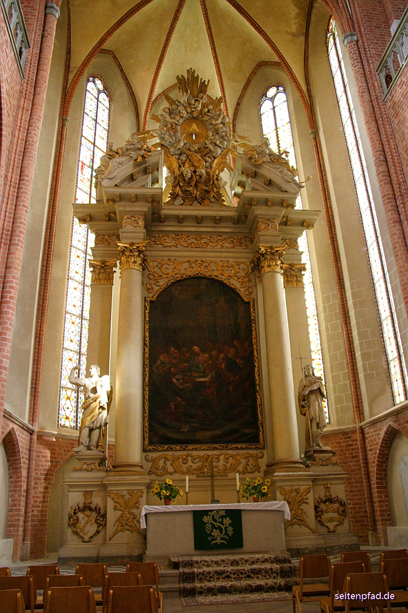 Der barocke Hauptaltar stammt aus dem Jahre 1700