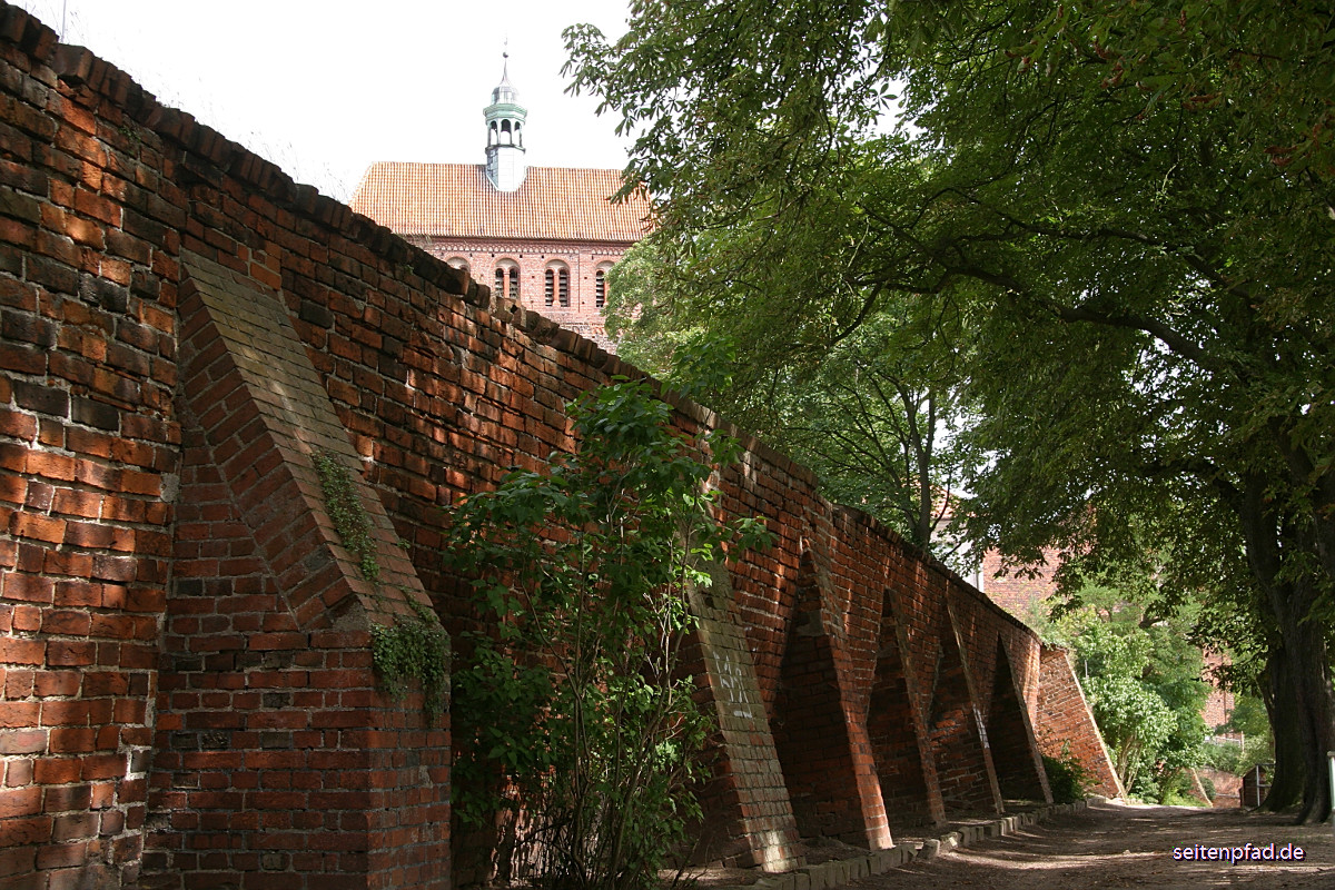 Blick über die alte Stadtmauer auf den Westerquerriegel